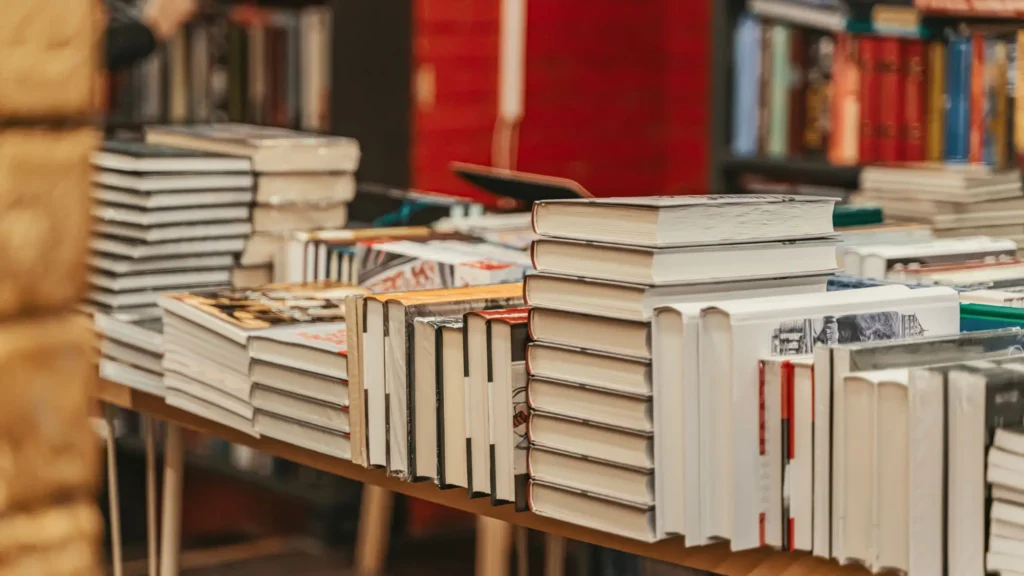 scaffale pieno di libri e riviste